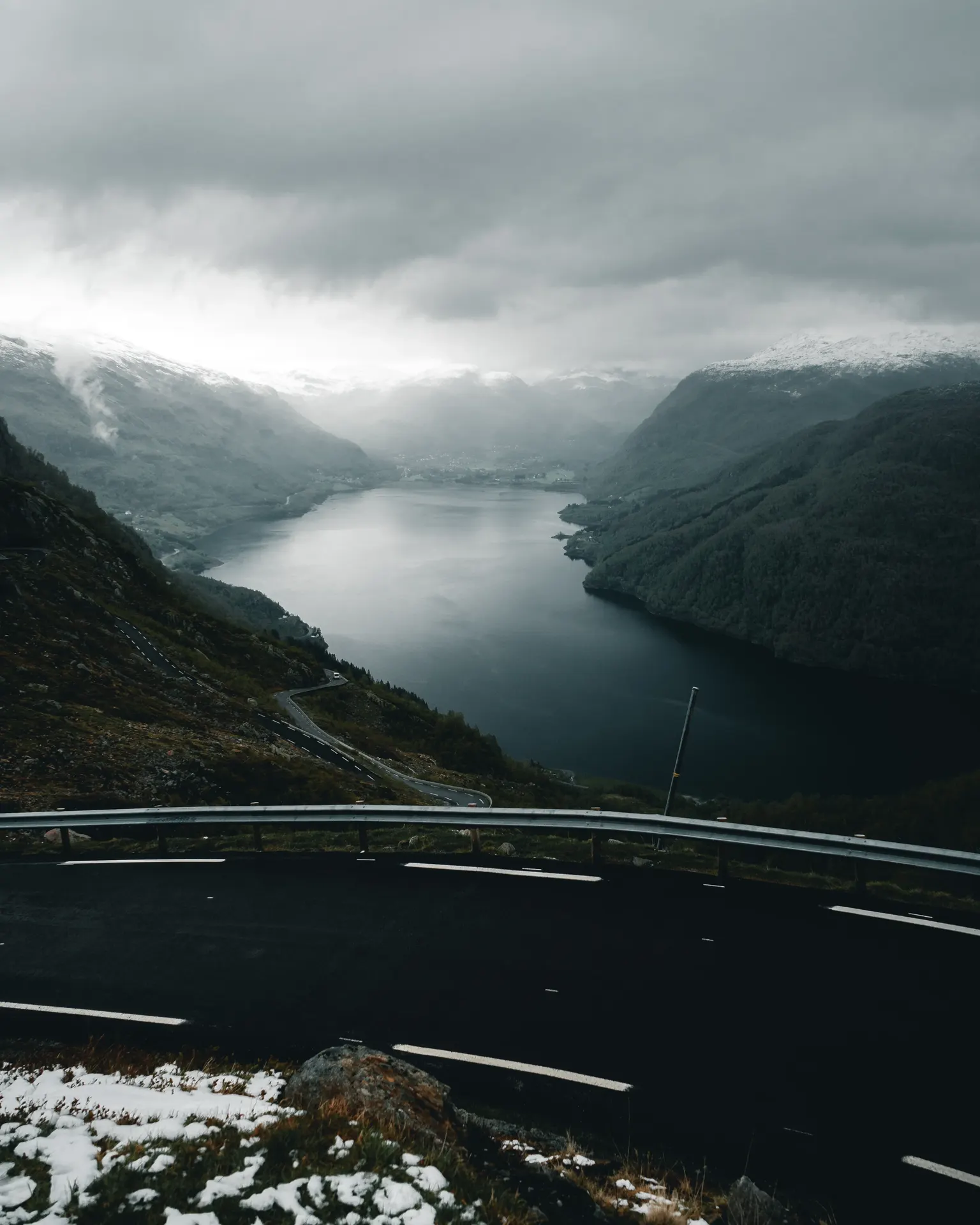 Norsk fjordrute mod Nordkap med havn og kystvej
